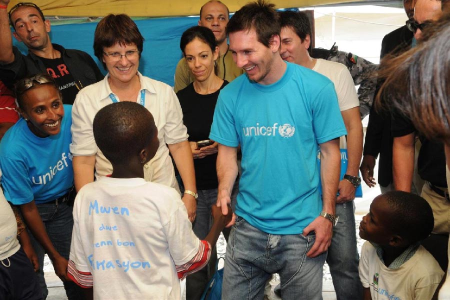 করোনাকালে স্পেনের কাতালুনিয়ার একটি হাসপাতাল এবং আর্জেন্টিনার একটি স্বাস্থ্য কেন্দ্রকে মোট ১.১ মিলিয়ন ডলার দান করেছিলেন মেসি। যা ভারতীয় মুদ্রায় ৯ কোটি টাকারও বেশি।