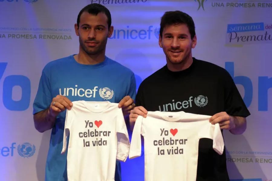 ২০১৯ সালে কেনিয়ায় ইউনিসেফের একটি প্রকল্পে ২ লক্ষ ১৮ হাজার ডলার দান করেছিলেন মেসি। ভারতীয় মুদ্রায় যার পরিমাণ ১ কোটি ৮০ লক্ষ টাকা।