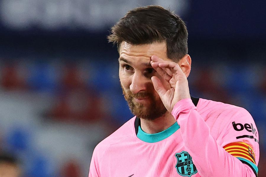 তার পর থেকে প্রাকৃতিক দুর্যোগ, দারিদ্র এবং মহামারি আক্রান্ত বিশ্বের বিভিন্ন জায়গার জন্য অর্থ দান করে আসছেন মেসি।