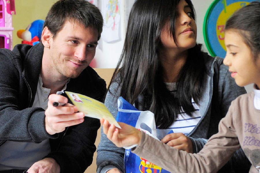 মেসি তাঁর ছেলে থিয়াগোর প্রথম জন্মদিন থেকে শুরু করেছেন ‘সেলিব্রেট লাইফ’ প্রকল্প। ওই প্রকল্প বিশ্ব জুড়ে শিশুমৃত্যুর হার কমাতে সচেতনতা চালাচ্ছে।