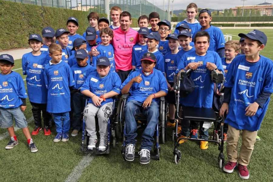 তাঁর স্কুল জীবনের ক্লাব ‘নিউয়েল’স ওল্ড বয়েজ়’-এ একটি জিমন্যাসিয়াম তৈরি করে দিয়েছেন মেসি। পাশাপাশি, ২০১২ সাল থেকে ২০১৪ পর্যন্ত রোজারিওর ‘সার্মিয়েন্টো’কে চালানোর জন্যও অর্থও দান করেছিলেন তিনি।