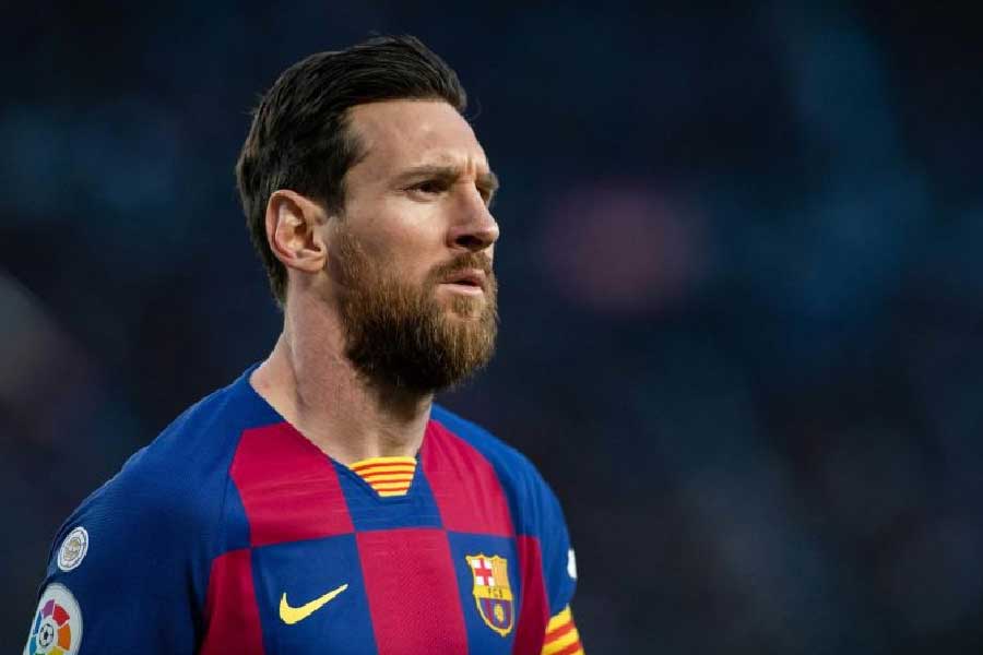 অতিমারি পর্বে ক্লাবের ক্ষতি বাঁচানোর জন্য ৭০ শতাংশ পর্যন্ত টাকা কেটে নেওয়ার কথা জানিয়েছিলেন মেসি এবং তাঁর সতীর্থরা। যাতে অখেলোয়াড় কর্মীদের টাকা দিতে পারে ক্লাব। কারণ, করোনাকালে দীর্ঘ দিন বন্ধ ছিল লা লিগা।