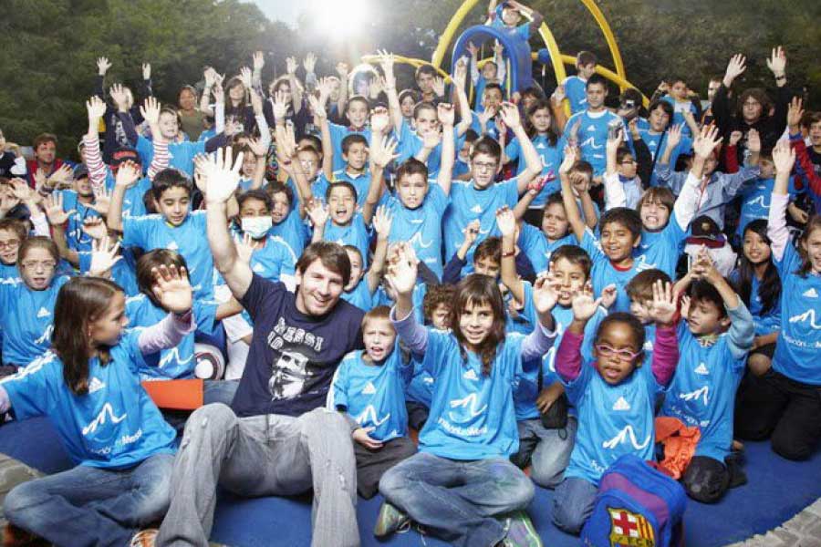 গৃহযুদ্ধপীড়িত সিরিয়ার শিশুদের পাশেও দাঁড়িয়েছেন মেসি। দামাস্কাসের গ্রামীণ এলাকায় বেশ কয়েকটি স্কুল তৈরি করেছে ইউনিসেফ। সেই শিক্ষা প্রতিষ্ঠান তৈরির পিছনেও রয়েছে মেসির নিজস্ব সংস্থা লিয়ো মেসি ফাউন্ডেশনের অবদান।