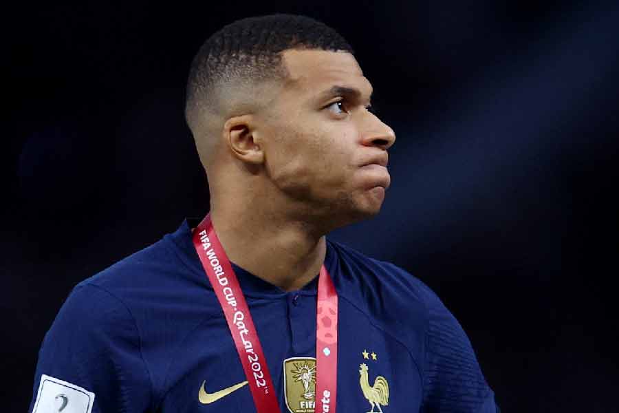 কিন্তু হ্যাটট্রিক করেও ফাইনালের ট্র্যাজিক নায়ক হয়ে থেকে যেতে হয়েছে এমবাপেকে। তাঁর দল হেরে গিয়েছে। দিনের শেষে এমবাপে ফ্রান্সের পরাজিত সৈনিক।