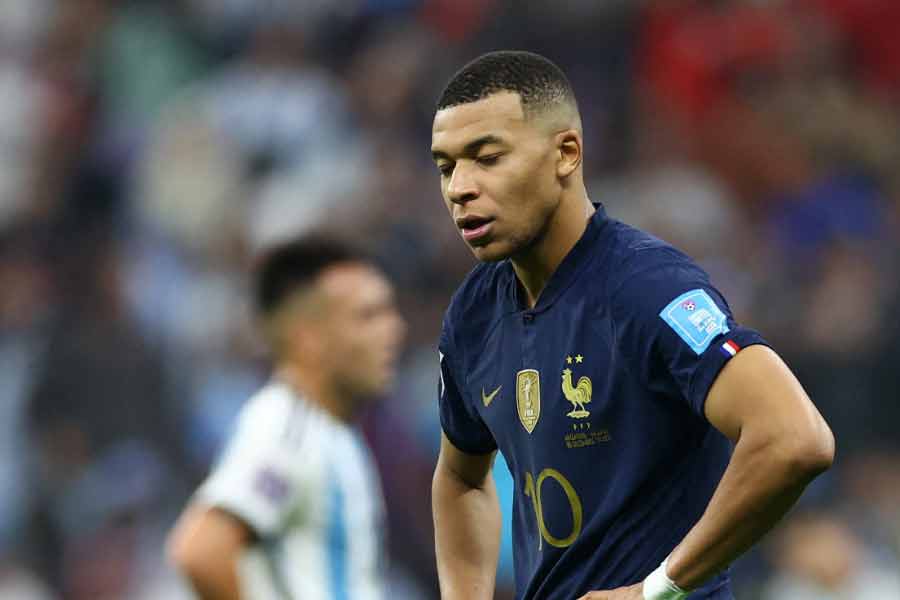 এমবাপের লড়াইকে কুর্নিশ করেছেন আপামর ফুটবলপ্রেমী। বল পায়ে কাতারের মাঠে যেন জাদু দেখিয়েছেন তিনি। অনেক চেষ্টা করেও দেশকে আর একটি বিশ্বকাপ এনে দিতে পারলেন না।