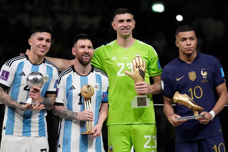 বিশ্বকাপে সেরার সম্মান পেয়েছেন মোট ৪ তারকা ফুটবলার। তাঁদের মধ্যে এমবাপে ছাড়া বাকি ৩ জনই আর্জেন্টিনার। পুরস্কার বিতরণের সময় দেখা যায় বিমর্ষ মুখে সোনার বুট হাতে মঞ্চ থেকে সরে যাচ্ছেন এমবাপে। বিজয়ী দলকে এক ফ্রেমে বন্দি হওয়ার সুযোগ করে দিচ্ছেন নিজেই।