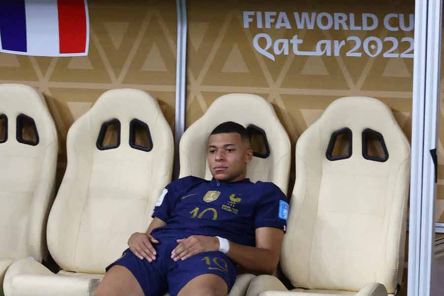 এমবাপে কিন্তু প্রথম নন, বিশ্বকাপে এর আগেও হ্যাটট্রিকের নজির রয়েছে। হ্যাটট্রিক করার পরেও হেরে যেতে হয়েছে, তেমন নজিরও বিরল নয়।