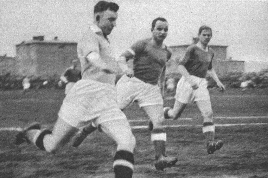 হ্যাটট্রিকে ট্র্যাজেডির প্রথম নজির দেখা যায় ১৯৩৮ সালের বিশ্বকাপে। ব্রাজিলের বিরুদ্ধে খেলতে নেমে পোল্যান্ডের এরনেস্ট উইলিমোস্কি ৩ গোল দিয়েছিলেন। কিন্তু সে ম্যাচে শেষ হাসি হাসে ব্রাজিল। ৬-৫ গোলে ব্রাজিল ম্যাচটি জিতে গিয়েছিল।