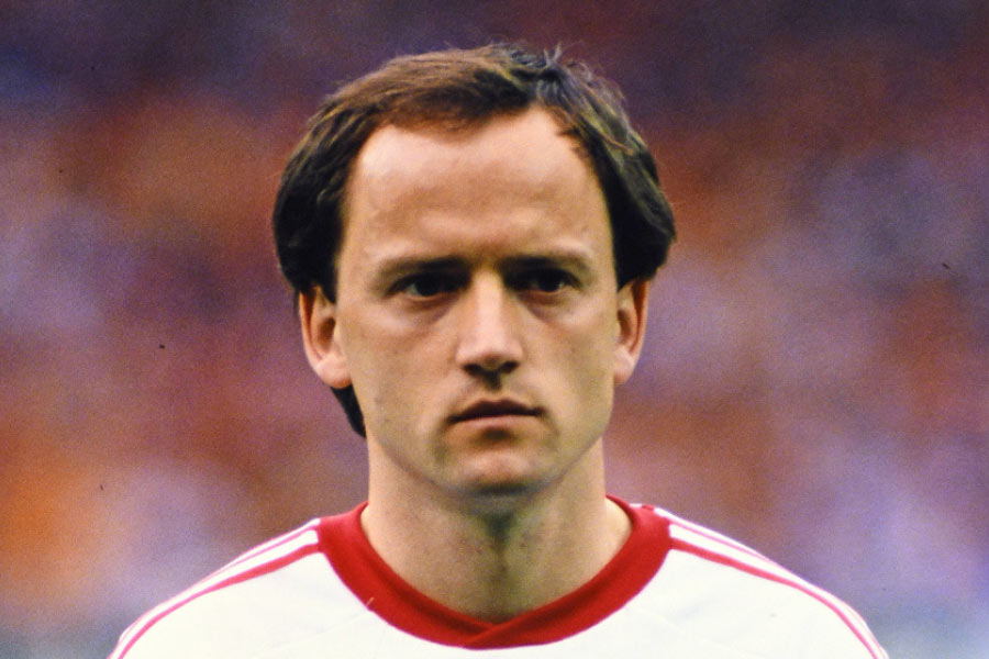 পরের নজির ১৯৮৬ সালের বিশ্বকাপে। বেলজিয়ামের বিরুদ্ধে খেলতে নেমে সোভিয়েত ইউনিয়নের ইগোর বেলানভ ৩ গোল দেন। কিন্তু ম্যাচটি ৩-৪ গোলে হেরে যায় সোভিয়েত ইউনিয়ন।