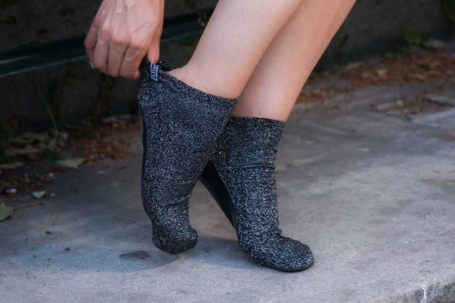 মোজা না পরলে বেশ কিছু সমস্যা দেখা দিতে পারে।