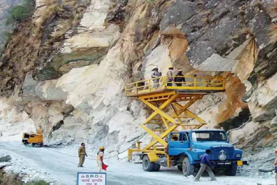 রাস্তাটির নামও ঠিক করা হয়েছে। নাম দেওয়া হবে ‘এনএইচ-৯১৩’। অর্থাৎ ৯১৩ নং জাতীয় সড়ক। এই দীর্ঘ হাইওয়ে তৈরি হলে সীমান্ত এলাকায় প্রতিরক্ষা বাহিনীর যাতায়াতের পথ আরও মসৃণ হবে। অস্ত্রশস্ত্র নিয়ে সীমান্ত এলাকায় যেতে সুবিধা হবে সেনার। সাম্প্রতিক কালে যে ভাবে প্রকৃত নিয়ন্ত্রণরেখা বরাবর এলাকায় চিনা সেনা আগ্রাসন দেখাচ্ছে, তা মোকাবিলায় এই রাস্তা  গুরুত্বপূর্ণ। 