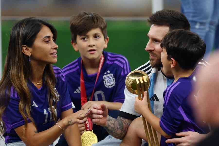 মাঠে স্ত্রী-সন্তানদের সঙ্গে লিয়োনেল মেসি।