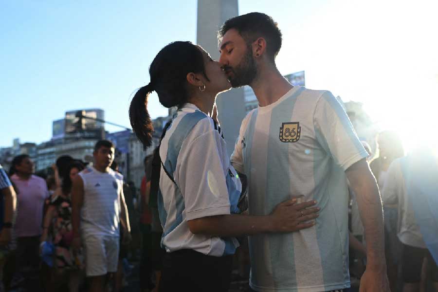 উচ্ছ্বাস, উল্লাস, কানফাটানো চিৎকার, চোখের জল, অবিশ্বাস, অবশেষে বিশ্বাস। পেরেছেন, মেসিরা পেরেছেন। গঞ্জালো মন্টিয়েলের ডান পায়ের শটটা হুগো লরিসকে ঠকিয়ে গোলপোস্টে ঢুকতেই মধ্যরাতের কলকাতা মিশে গেল বুয়েনস আইরেসের ফ্যাকাসে নীল-সাদা রঙে। শুধু কি তিলোত্তমার মেসি-ভক্তেরা, রবিবার লিয়োনেল মেসিদের সঙ্গে বিশ্বকাপ জয়ের আবেগে ভাসল বেঙ্গালুরু থেকে বার্সেলোনা, কোচি থেকে কেপটাউন, কোপাকাবানা থেকে হাইতি।