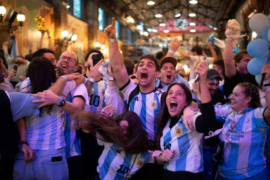 রবিবার আনুষ্ঠানিক ভাবে হাতে তোলার আগেই বিশ্বকাপের মাথায় চুম্বন এঁকে দিয়েছেন মেসি। কাপ কোলে নিয়ে এমন আদর করেছেন, যেন তার সন্তান! তেমনঅ পরম মমতায় একে অপরকে জড়িয়ে ধরেছেন বার্সেলোনার মেসি-ভক্তেরা। অনেকেরই চোখে-মুখে তখনও অবিশ্বাস। তাঁদের শহরের ক্লাবের হয়েই তো এই সে দিন পর্যন্ত লা লিগা মাতিয়ে রেখেছিলেন এই ফুটবলশিল্পী।