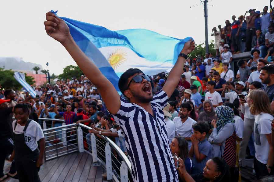 দক্ষিণ আফ্রিকার রাস্তায়ও উপচে পড়েছে মেসি সমর্থকদের ভিড়। কাতারে কাতারে লোকজন নেমেছে কেপটাউনের পথেঘাটে। উড়েছে আর্জেন্টিনার পতাকা। ওই ভিড়ে ফুটে উঠেছে একটি খুদের দু’হাতে ঢাকা মুখ। যেন তখনও বিশ্বাস হচ্ছে না, তার ফুটবল-ঈশ্বরের হাতে বিশ্বকাপ উঠেছে।