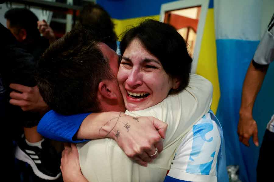 বার্সেলোনার মতো স্পেনের অন্য শহরেও উল্লাসে মেতেছেন আর্জেন্টিনার সমর্থকেরা। আবেগের জোয়ারে ভেসেছে স্পেনের ছোট্ট শহর গুয়েরনিকাও। উল্লাসের মাঝে অনেকেই প্রিয়জনকে জাপটে ধরে হাউমাউ করে কেঁদে ফেলেছেন। প্রথম ম্যাচে সৌদি আরবের কাছে হারের ধাক্কা কাটিয়ে শেষমেশ বিশ্বজয়ী আর্জেন্টিনা! এ যে অবিশ্বাস্য! 