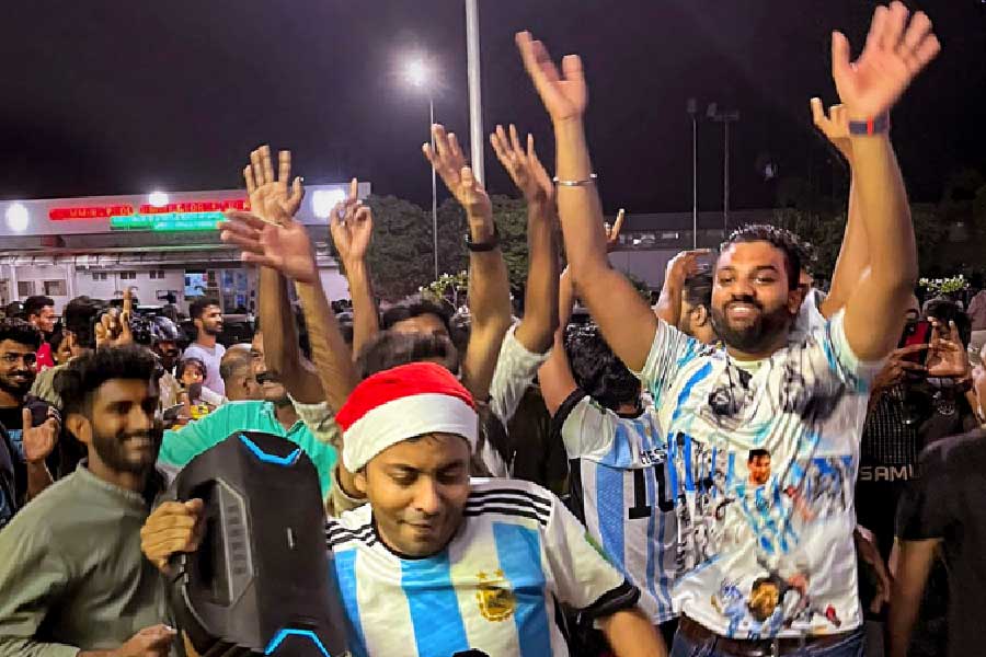 তিরুঅনন্তপুরমে আবার বড়দিনের আগেই সান্টা ক্লজ়ের উপহার পেয়ে গিয়েছেন মেসি-ভক্তেরা। রাত বাড়লেও রাস্তায় রাস্তায় ভিড় পাতলা হয়নি। বরং তা আরও বেড়েছে। অনেকে আবার সাউন্ড বক্স হাতে রাস্তাতেই পার্টি শুরু করে দিয়েছেন।