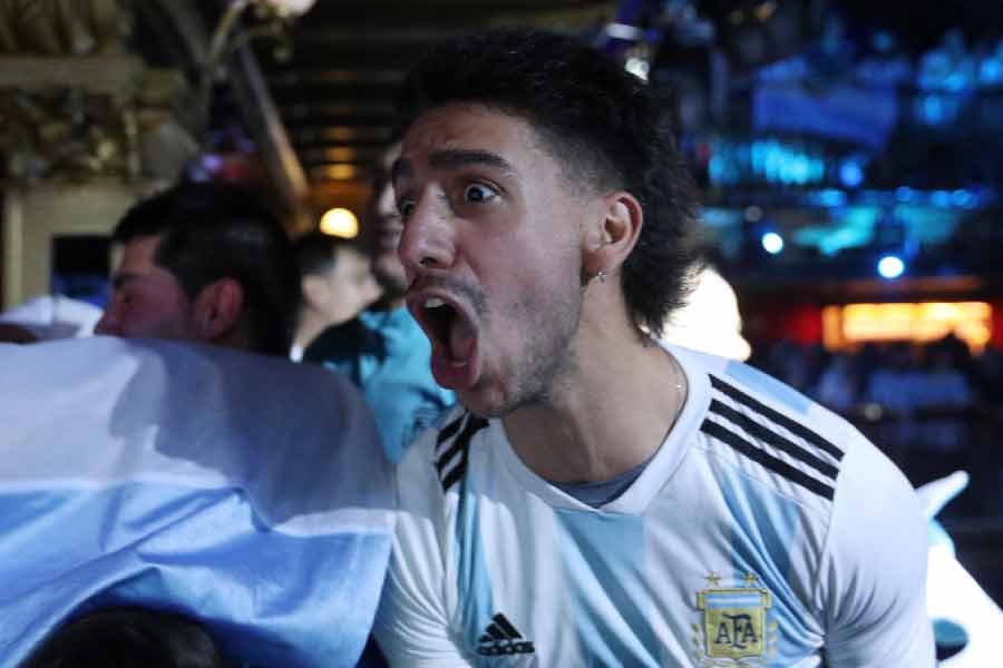 স্পেনের যে শহরের হয়ে লা লিগায় খেলে সবচেয়ে বেশির গোলের (৪৭৪) রেকর্ড দখলে নিয়েছেন মেসি, সেই মাদ্রিদের এক মেসি-ভক্তের তখনও ঘোর কাটেনি। কিছুতেই বিশ্বাস হচ্ছে না, ৩৫ বছরেও মারাদোনার মতো ম্যাজিক দেখিয়েছেন মেসি।