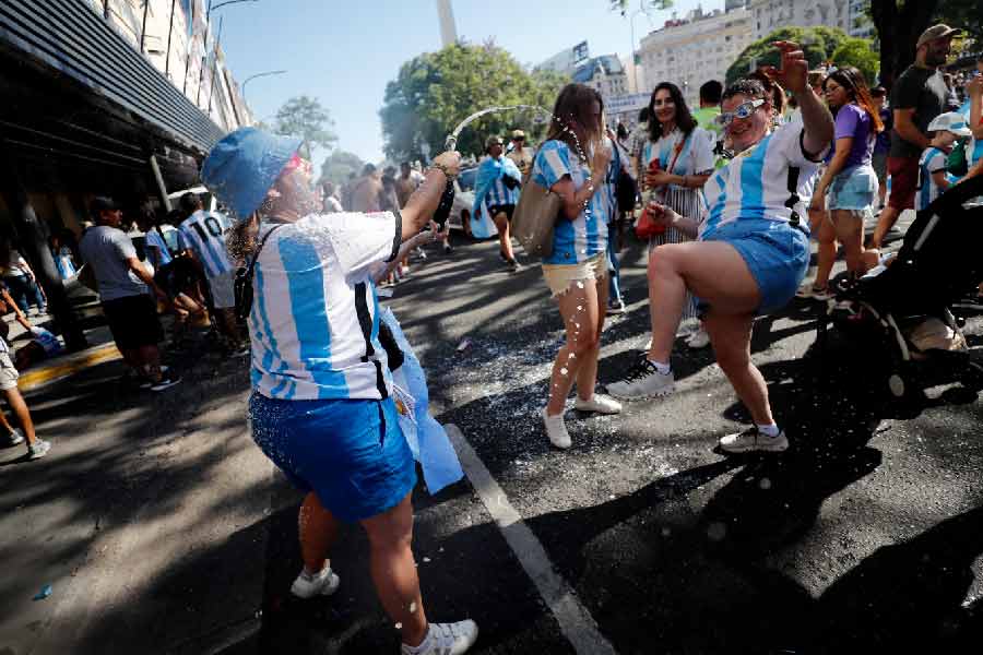 ৩৬ বছর পর বিশ্বকাপের দখল নিয়েছেন মেসিরা। পার্টি তো হবেই। বিয়ারের বোতল হাতে নাচে-গানে শহর মাতিয়েছেন বুয়েনস আইরেসের বাসিন্দারা।