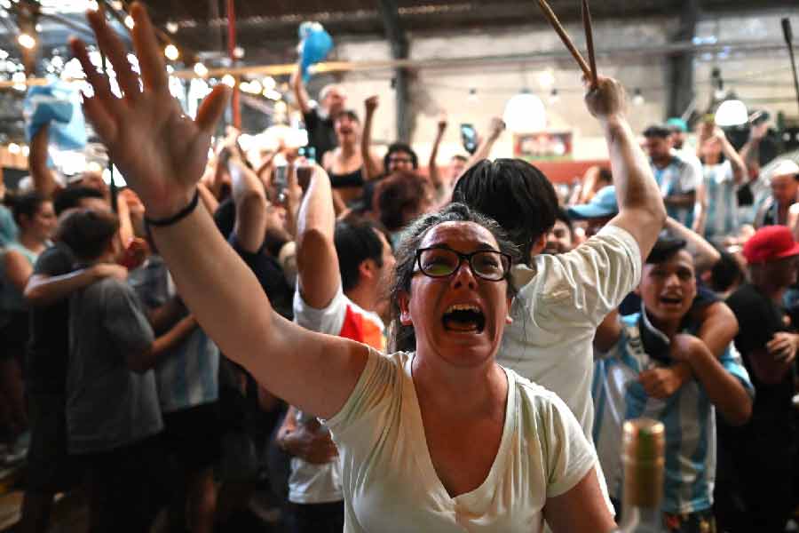ফাইনাল শুরুর আগে থেকেই বুয়েনস আইরেসের পাবগুলিতে তিলধারণের জায়গা ছিল না। তবে সকলেরই চোখ ছিল টিভির পর্দায়। পেনাল্টি শ্যুটআউটে মন্টিয়লের গোলের জয়ের দৌঁড় শুরু হতেই সমস্বরে গলা ফাটিয়েছেন তাঁরা।