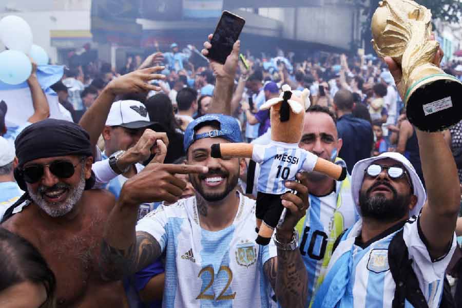 কাতারের  বিশ্বকাপে মেসি-নেমার মুখোমুখি দ্বৈরথের সম্ভাবনা তৈরি হলেও শেষমেশ তা হয়নি। তবে মেসিদের চিরশত্রুদের ঘরেও তো আর্জেন্টিনার সমর্থক রয়েছেন। তাঁরাও সাও পাওলোর রাস্তায় ভিড় বাড়িয়েছেন। কারও হাতে নকল বিশ্বকাপ। কারও হাতে মেসির পুতুল।