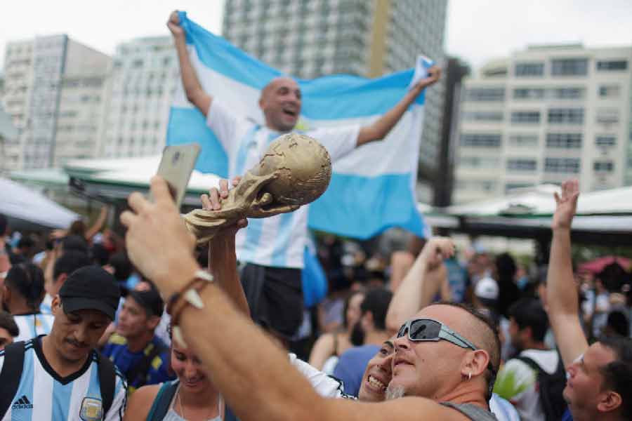 আর্জেন্টিনার জয়ের পর ভিড়ে ভিড়াক্কার কোপাকাবানার সমুদ্রসৈকতেও খুশির জোয়ার। অনেকে আবার নকল বিশ্বকাপ হাতে নিজস্বীতে উৎসবের মুহূর্তকে বন্দি করেছেন। 