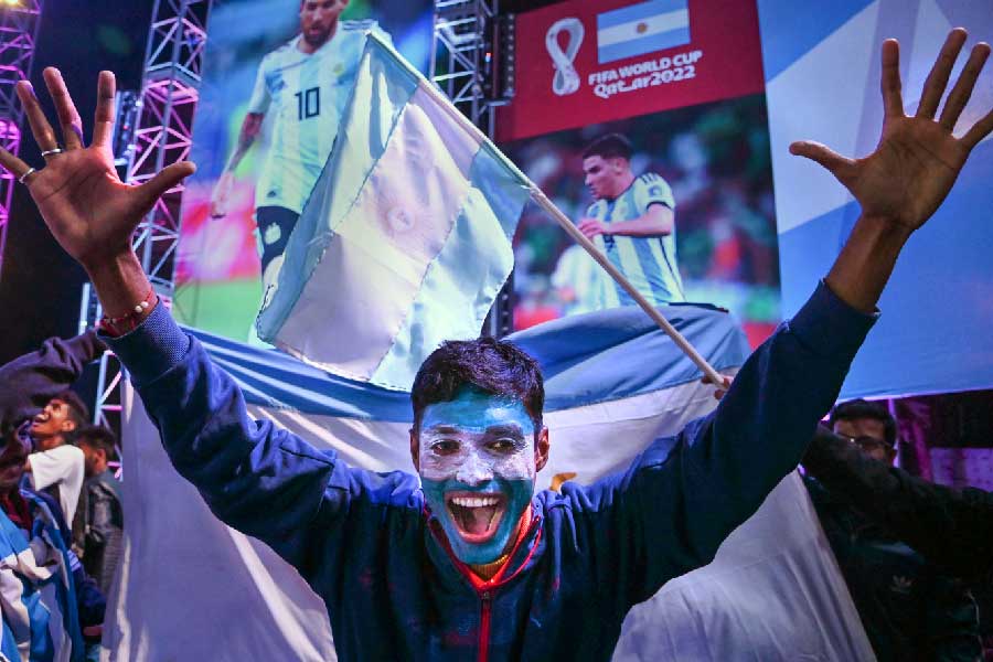 ফাইনালে ব্রাজিল নেই তো কী হয়েছে? মেসিদের অন্ধ ভক্তেরা তো রয়েছেন। পাড়ার দখল নিয়েছিল আর্জেন্টিনার রং-মাখা মুখেরা। 