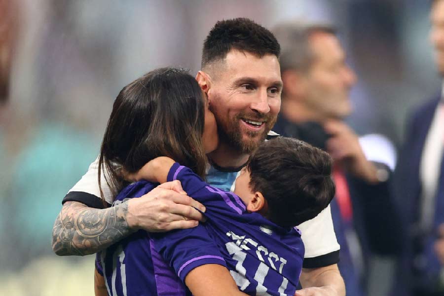 পরে স্ত্রী আন্তোনেল্লার সঙ্গে বিশ্বকাপ হাতে ছবি তুলতেও দেখা গেল তাঁকে। স্বামীর গরবে গরবিনী আন্তোনেল্লাও টুইট করেন, ‘‘বহু যন্ত্রণা শেষে, সব পাওয়ার দেশে।”