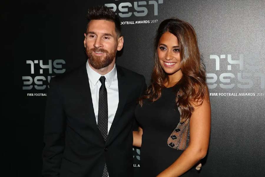 আন্তোনেল্লার সঙ্গে মেসির আলাপ তো আজকের নয়। তাঁদের সুখী দাম্পত্যের রসায়ন লুকিয়ে রয়েছে আর্জেন্টিনার রোজ়ারিও শহরে। সেই শহরেই জন্ম মেসি ও আন্তোনেল্লার। তাঁরা ৫ বছর বয়স থেকে চেনেন একে অপরকে।