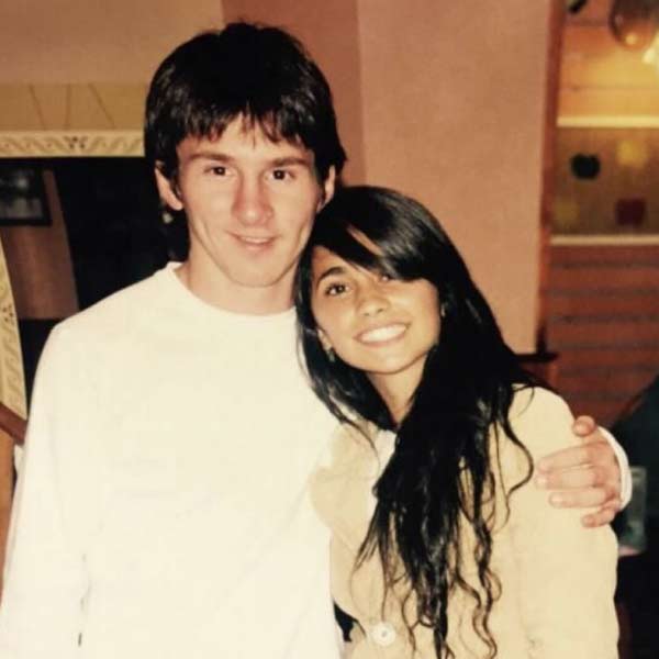 মেসিরই বাল্যবন্ধু, ফুটবলার লুকাস স্কাগিলার আত্মীয় আন্তোনেল্লা শৈশবে মেসির খেলার সঙ্গীও বটে। তারপর স্কুল, কলেজ পর্যন্ত আন্তোনেল্লাকে ‘ভাল বন্ধু’ বলেই পরিচয় দিয়ে এসেছেন মেসি। মেসির ঘনিষ্ঠজনেরা বলে থাকেন, শুধু আন্তোনেল্লাকে দেখার জন্যই নাকি নানা অজুহাতে বন্ধুর বাড়ি চলে যেতেন মেসি।