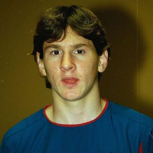 কাছাকাছি থাকতে থাকতে তারপর হঠাৎই এক দিন একে অপরের থেকে অনেকটাই দূরে সরে যান দু’জনে। ২০০০ সালে মাত্র তেরো বছর বয়সে সুদূর স্পেনের একটি ফুটবল ক্লাবের যুব অ্যাকাডেমিতে প্রশিক্ষণ নিতে চলে যান মেসি। মেসির পরিবারও পাকাপাকি ভাবে চলে যায় স্পেনের শহর বার্সেলোনায়। 