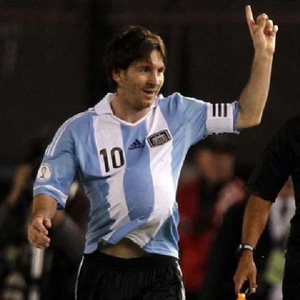 প্রথম বার যখন আন্তোনেল্লা যখন সন্তানসম্ভবা হন, তখন ইকুয়েডরের বিরুদ্ধে একটি ম্যাচে জেতার পরে নিজের জার্সির ভিতরে বল ঢুকিয়ে উল্লাস করতে দেখা যায় মেসিকে। স্ত্রীয়ের পাশে থাকার বার্তা দিতেই এই অভিনব কাজটি করেছিলেন মেসি।