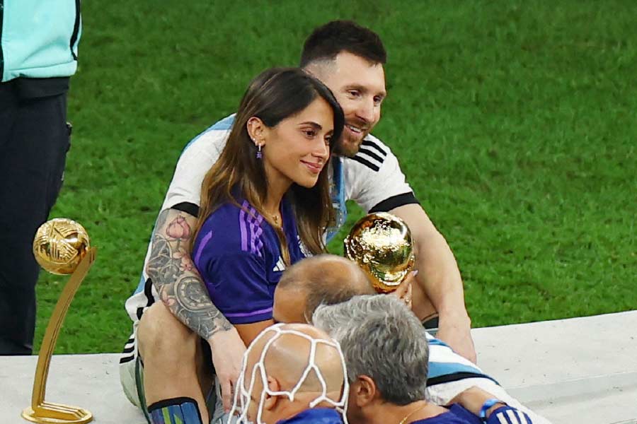 সে স্বপ্ন পূরণ না হলেও তিনি পেয়েছেন তাঁর মনের মানুষকে। আন্তোনেল্লার প্রশংসায় পঞ্চমুখ মেসি ২০১৯ সালে এক সাক্ষাৎকারে বলেছিলেন, “ও ভীষণ ঠান্ডা মাথার এক জন মানুষ। কী ভাবে ও সব সমস্যার সমাধান করে ফেলে, তা ও ছাড়া কেউ বুঝতে পারবে না।”