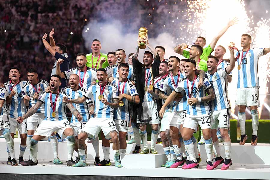 এ বারের বিশ্বকাপ জিতেছে আর্জেন্টিনা। রানার্স ফ্রান্স। লিয়োনেল মেসি, কিলিয়ান এমবাপের মতো তারকারা যেমন নিজেদের জাত চিনিয়েছেন, তেমনই উঠে এসেছেন আরও অনেক ফুটবলার। তাঁদের নিয়ে সেরা একাদশ বেছে নিল আনন্দবাজার অনলাইন। 