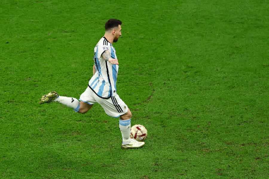 ফরাসিদের তিন কাঠি লক্ষ্য করে বাঁ দিক দিয়ে দৌড় শুরু করেছিলেন অ্যাঙ্খেল দি মারিয়া। কিন্তু ডেম্বেলের ট্যাকলে বক্সের মধ্যে পড়ে যান তিনি। ম্যাচের তখন বয়স মাত্র ২১ মিনিট। পেনাল্টি পায় আর্জেন্টিনা।