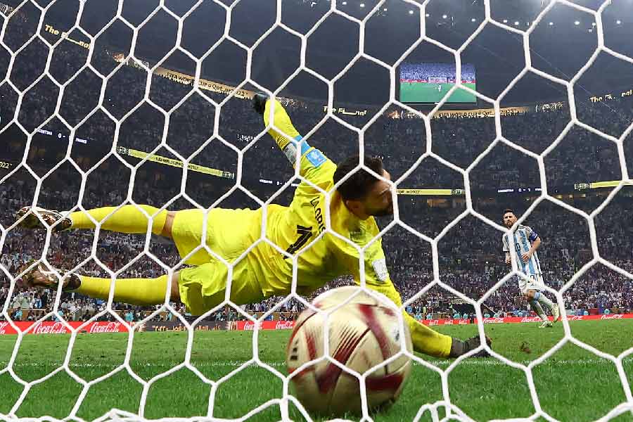  সেই পেনাল্টি থেকে গোল করে দলকে এক গোলে এগিয়ে দেন লিয়োনেল মেসি। এ বারের বিশ্বকাপে তখন তাঁর গোল সংখ্যা হয়ে যায় ৬।