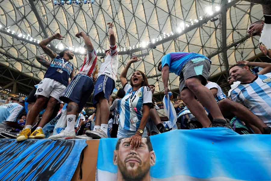 ২০০৬ সালের বিশ্বকাপে জার্মানির বিরুদ্ধে লড়াইয়ে দি মারিয়ার মতোই আচমকা রিকলমেকে তুলে নিয়েছিলেন তৎকালীন কোচ পেকেরম্যান। ঘটনাচক্রে সেই ম্যাচ পেনাল্টি শুট আউটে হেরে গিয়েছিল আর্জেন্টিনা। দি মারিয়াকে তুলে নেওয়ার পর আর্জেন্টিনার সমর্থকদের মনে আশঙ্কা জাগিয়ে তোলে হারের সেই ইতিহাস।