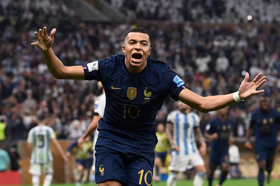 দি মারিয়াকে তুলে নেওয়ার আগে পর্যন্ত কিছুটা নিষ্প্রভই ছিল ফরাসিরা। কিন্তু, এর পর জ্বলে ওঠেন ফরাসি তারকা এমবাপে। জ্বলে ওঠে ফরাসিদের সাপ্লাই লাইনও।