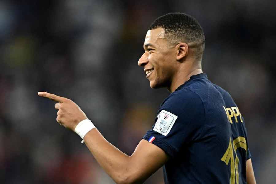 কিলিয়ান এমবাপে (ফরোয়ার্ড): এ বারের বিশ্বকাপে সব থেকে বেশি ৮ গোল করেছেন। তার মধ্যে ফাইনালে হ্যাটট্রিক রয়েছে। সোনার বুট জিতেছেন। তাঁর গতি, ড্রিবল প্রতিপক্ষকে সমস্যায় ফেলেছে। তিনি এই দলের স্ট্রাইকার।