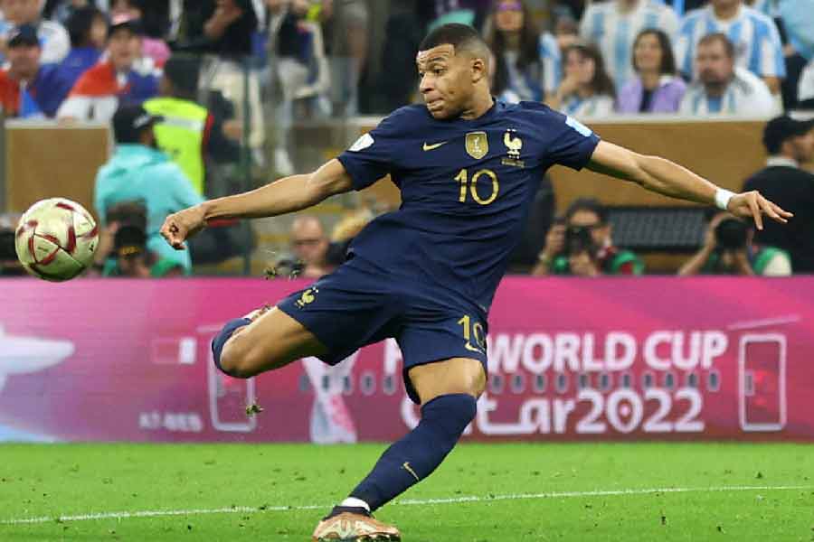 ৮১ মিনিটের মাথায় আবার গোল করেন এমবাপে। জোরালো ভলিতে তিনি বল ঢুকিয়ে দেন আর্জেন্টিনার গোলে। ম্যাচে সমতা ফিরিয়ে আনে ফ্রান্স।