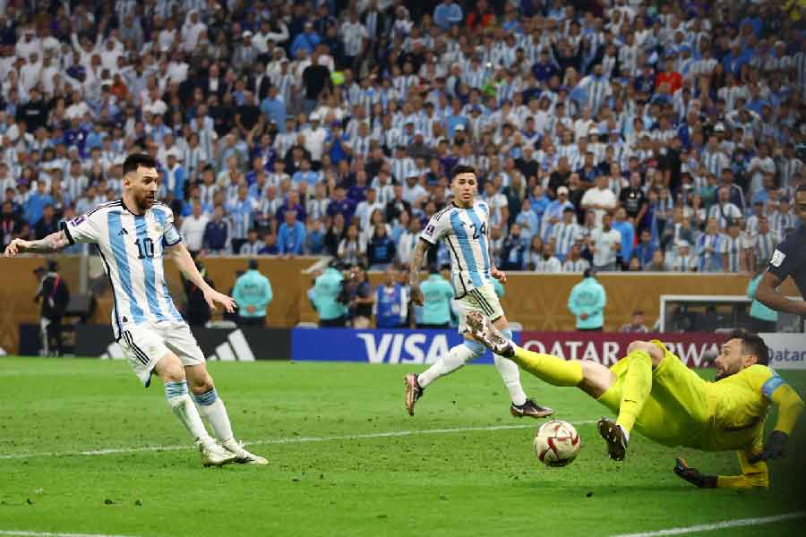 ৯০ মিনিটেও ম্যাচের ফয়সালা না হওয়ায় খেলা গড়ায় এক্সট্রা টাইম পর্যন্ত। ১০৯ মিনিটের মাথায় আর্জেন্টিনার স্ট্রাইকার লাউতারো মার্তিনেস জোরালো শট করেছিলেন ফরাসিদের গোল লক্ষ্য করে। কিন্তু সেই শট আটকে দেন ফরাসি গোলকিপার লরিস। বল পেয়ে যান মেসি। ডান পায়ের শটে গোল করেন তিনি।