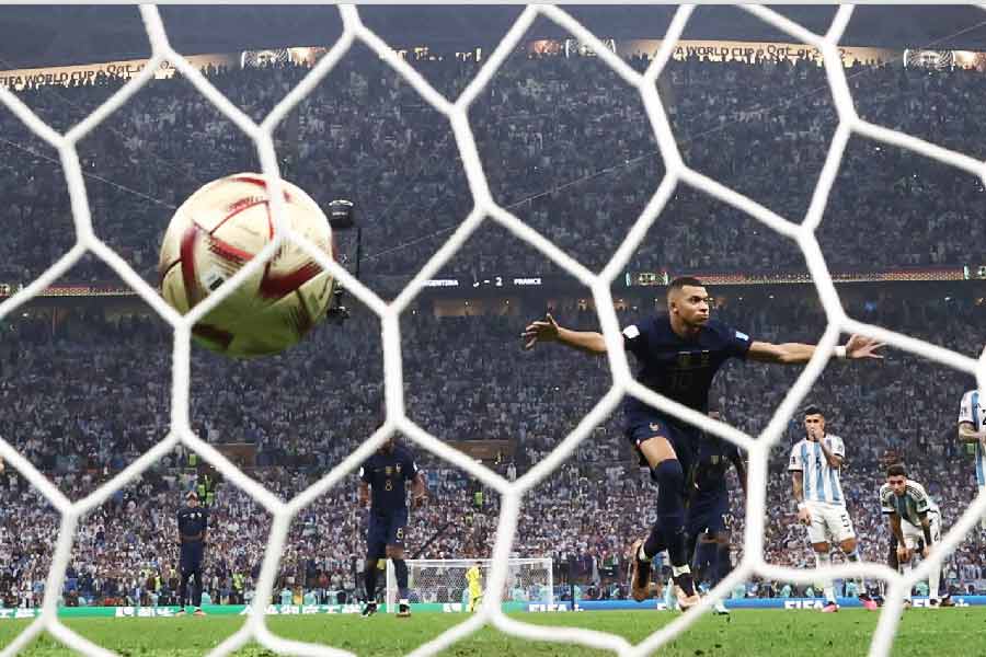কিন্তু সেই স্বস্তি দীর্ঘস্থায়ী হয়নি আর্জেন্টিনার। ১১৮ মিনিটে মাথায় আবার জ্বলে ওঠেন এমবাপে। বিশ্বকাপ ফাইনালে হ্যাটট্রিক করে ইংল্যান্ডের ফুটবলার জিওফ হার্স্টের রেকর্ড ছুঁয়ে ফেলেন তিনি। এ বারের বিশ্বকাপে মোট ৮টি গোল করেন ওই ফরাসি তারকা।