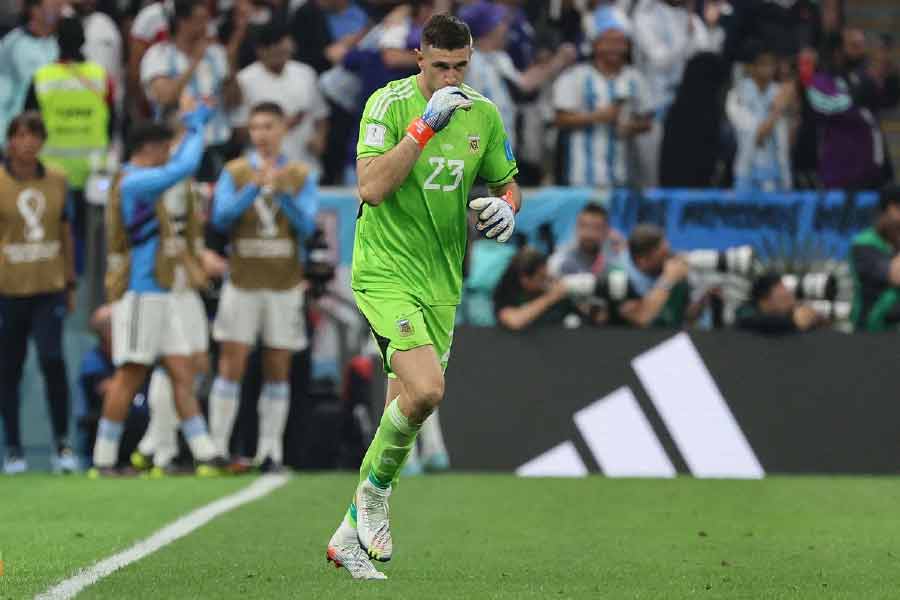 এর পর এক্সট্রা টাইমে আর কোনও গোল হয়নি। তবে ফরাসি স্ট্রাইকার কোলো মুয়ানির জোরালো শট আটকে দিয়ে আর্জেন্টিনাকে লড়াইয়ে রেখে দেন গোলকিপার এমিলিয়ানো মার্তিনেস।