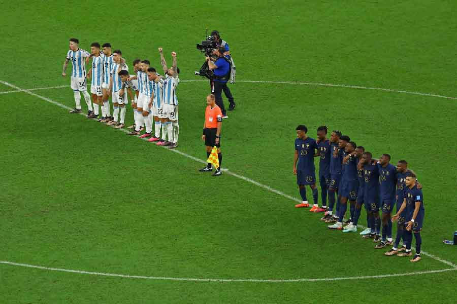 এক্সট্রা টাইমেও ম্যাচের ফয়সালা না হওয়ায় তা গড়ায় পেনাল্টি শুট আউট পর্যন্ত। সেই পর্বেও চলে রুদ্ধশ্বাস লড়াই।