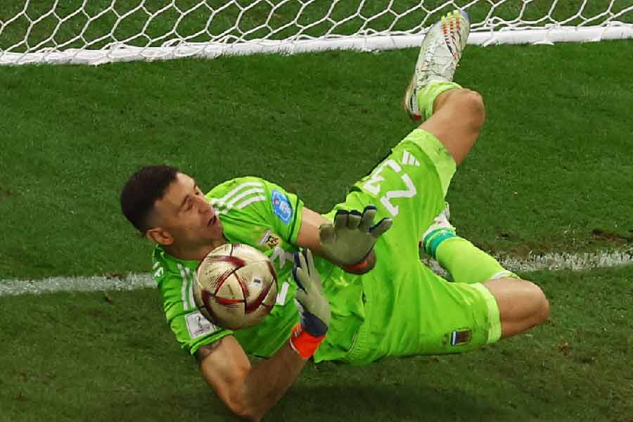 এমিলিয়ানো মার্তিনেস (গোলরক্ষক): এ বারের বিশ্বকাপের সেরা গোলরক্ষক। সেমিফাইনাল ও ফাইনালে টাইব্রেকারে আর্জেন্টিনাকে জিতিয়েছেন তিনি। শুধু টাইব্রেকার নয়, ম্যাচের মধ্যেও তিনি দুরন্ত গোল বাঁচিয়েছেন। সোনার গ্লাভস জিতেছেন মার্তিনেস। তাই তাঁকেই গোলরক্ষকের ভূমিকায় রাখা হয়েছে।