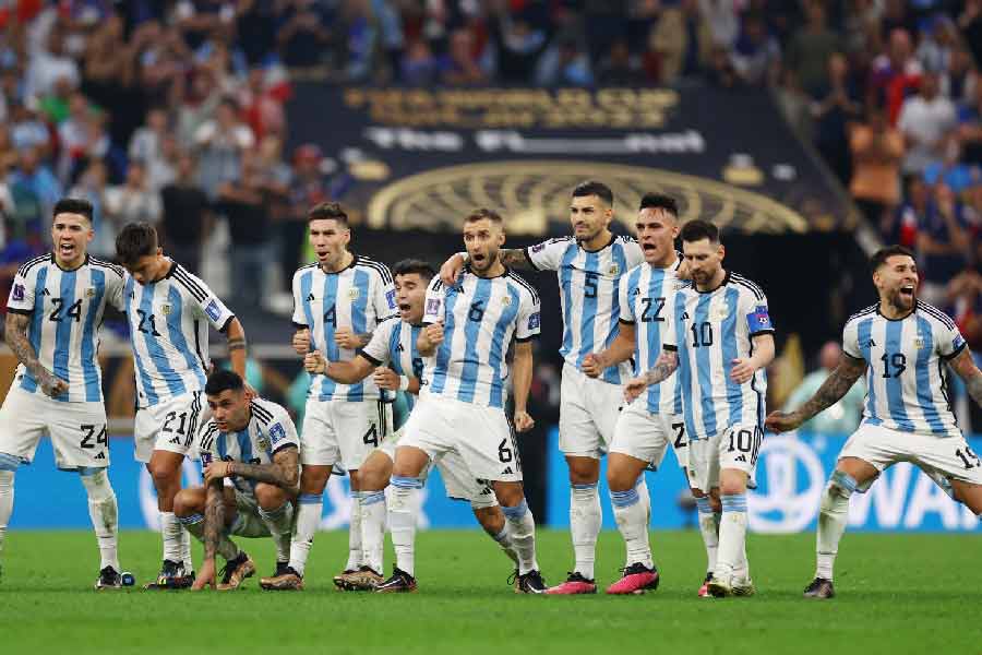 দিবালা গোল করে আর্জেন্টিনাকে এগিয়ে দেন পেনাল্টি শুট আউটে। তত ক্ষণে বিপদের গন্ধ পেয়ে গিয়েছে ফরাসি শিবির। উদ্বেগ তৈরি হয় সমর্থকদের মনেও।