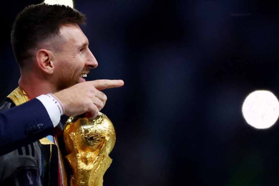 কিন্তু বিপদ বাড়িয়ে গোলের বাইরে শট মেরে বসেন ফরাসি তারকা চুয়ামিনি। এর পর অবশ্য আর ঘুরে দাঁড়াতে পারেনি ফ্রান্স। পর পর দু’বার বিশ্বকাপ পাওয়ার স্বপ্ন তাদের ফেলে আসতে হয় লুসাইল স্টেডিয়ামেই।