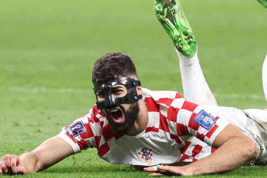 গোয়ার্দিওল (সেন্ট্রাল ডিফেন্ডার): ক্রোয়েশিয়া বিশ্বকাপ জিততে না পারলেও রক্ষণে খুব ভাল খেলেছেন গোয়ার্দিওল। গোটা প্রতিযোগিতা জুড়ে দুর্দান্ত ফুটবল খেলেছেন তিনি। প্রতিপক্ষকে আটকাতে তাঁর উপরেই ভরসা দেখিয়েছেন কোচ।