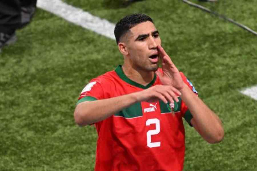 আশরফ হাকিমি (রাইট ব্যাক): এ বারের বিশ্বকাপের চমক মরক্কোর এই ফুটবলার। রাইট ব্যাকে দুর্দান্ত খেলেছেন তিনি। সেমিফাইনালে এমবাপেকে আটকাতে বড় ভূমিকা নিয়েছিলেন। রক্ষণের পাশাপাশি আক্রমণ তৈরি করতেও সমান পারদর্শী তিনি। 