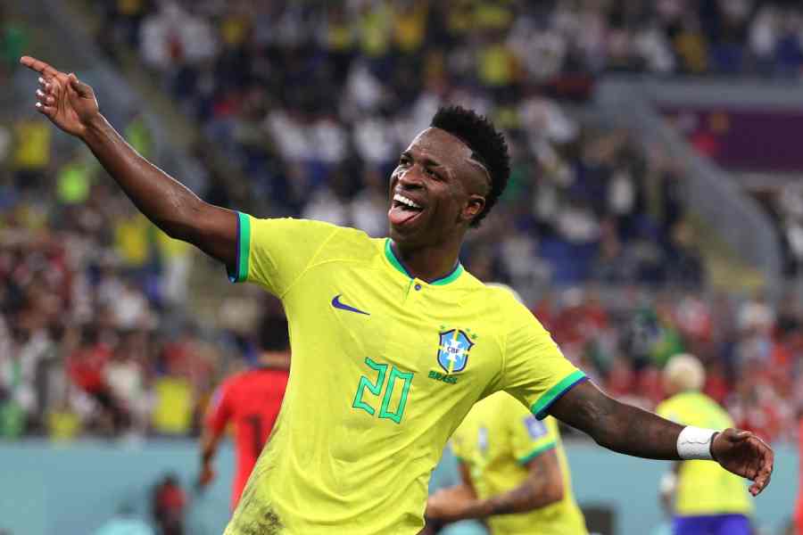 ভিনিসিয়াস জুনিয়র (লেফট উইং): ব্রাজিল বিশ্বকাপে ব্যর্থ হলেও নজর কেড়েছেন ভিনিসিয়াস। বাঁ প্রান্ত ধরে তাঁর একের পর এক দৌড় বিপক্ষকে সমস্যায় ফেলেছে। গোলের সুযোগ তৈরি করার পাশাপাশি গোলও করেছেন তিনি। 